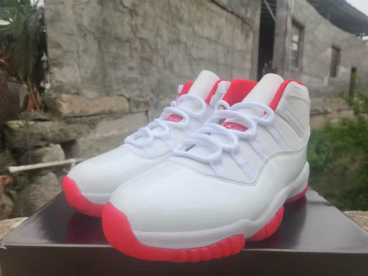 Air Jordan 11 - White / Red