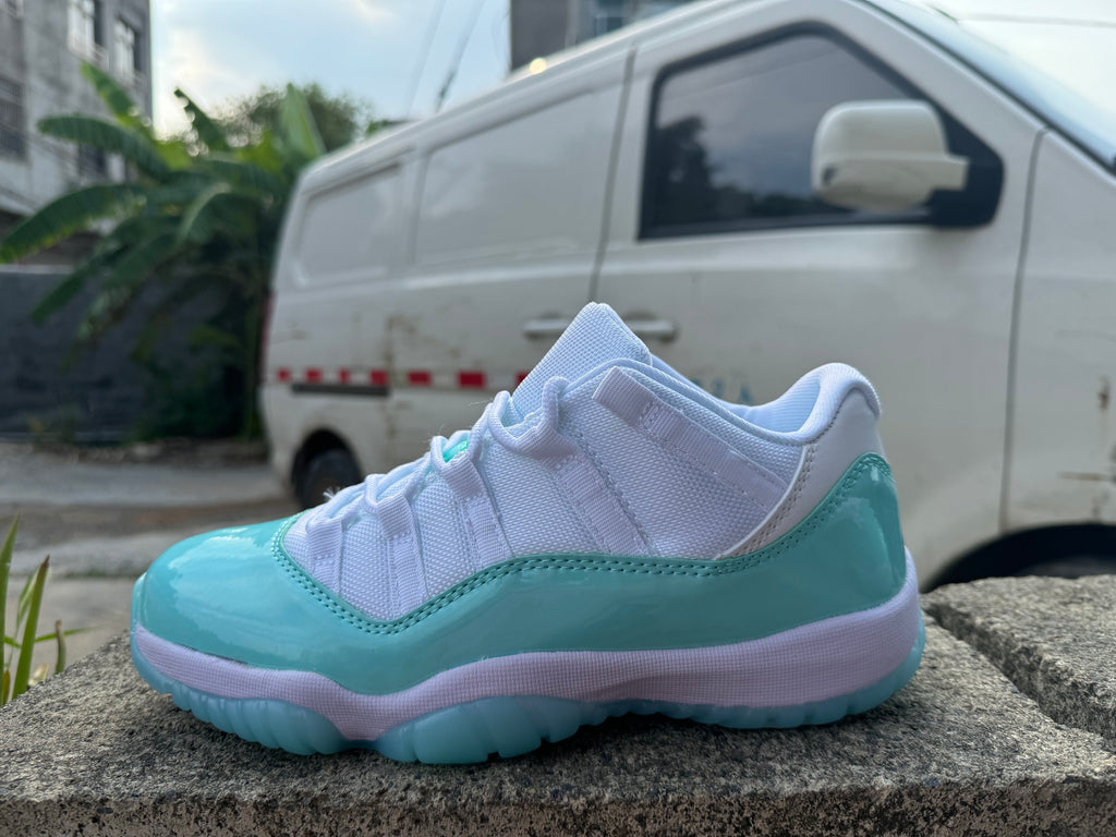 Air Jordan 11 - White / Light Green