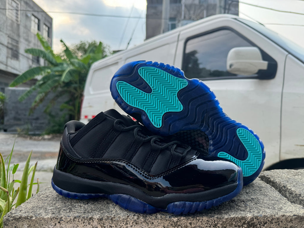 Air Jordan 11 - Black / Gamma Blue