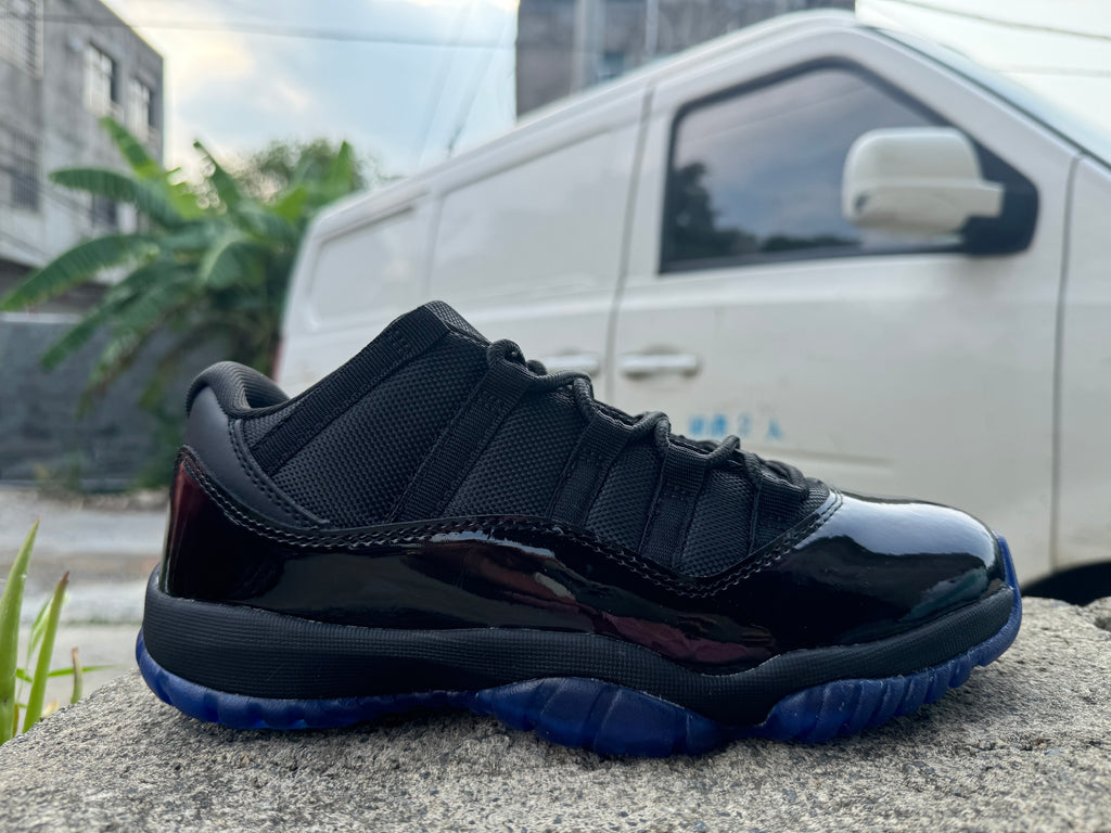Air Jordan 11 - Black / Gamma Blue