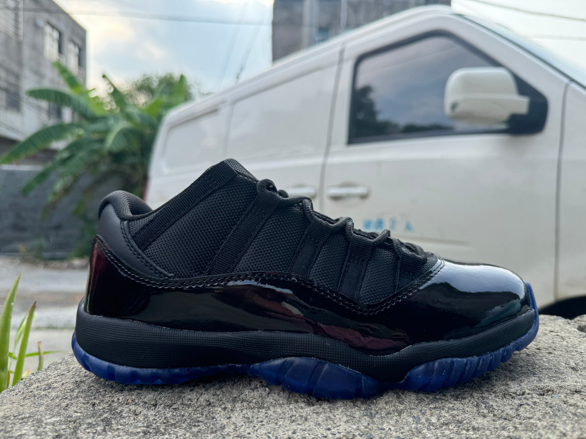 Air Jordan 11 - Black / Gamma Blue