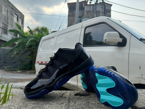 Air Jordan 11 - Black / Gamma Blue