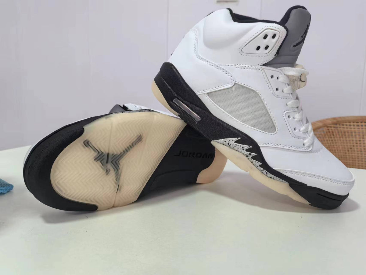 Air Jordan 5 - White / Black
