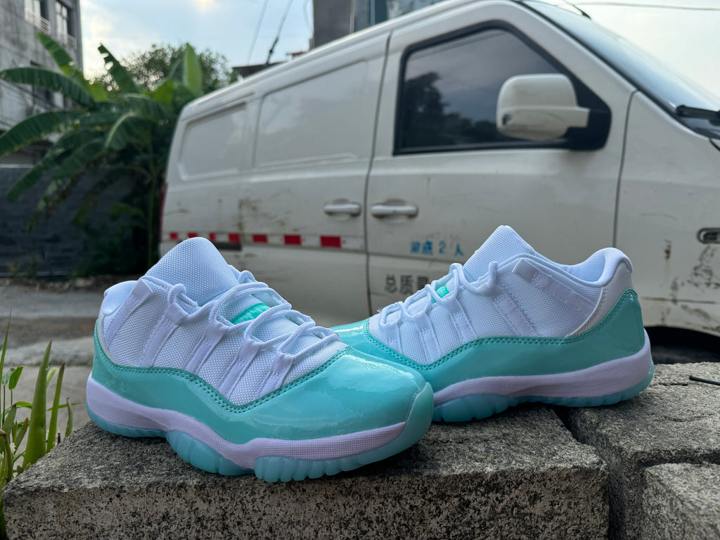 Air Jordan 11 - White / Light Green